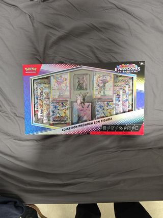 Caja Pokémon Evoluciones Prismáticas con Figura