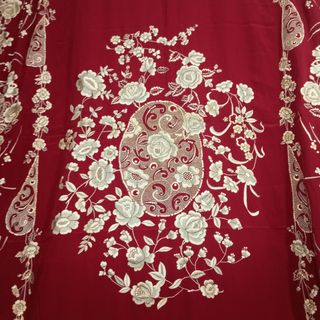 MARAVILLOSA COLCHA TIPO MANTÓN DE MANILA BORDADA