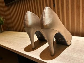 zapatos de salón tono tostado
