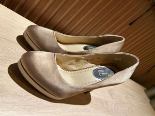 zapatos de salón tono tostado