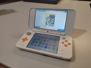CHOLLAZO Nintendo 2DS XL Blanca y Naranja
