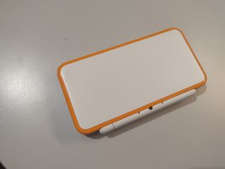 CHOLLAZO Nintendo 2DS XL Blanca y Naranja