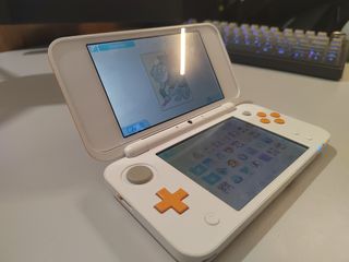 CHOLLAZO Nintendo 2DS XL Blanca y Naranja