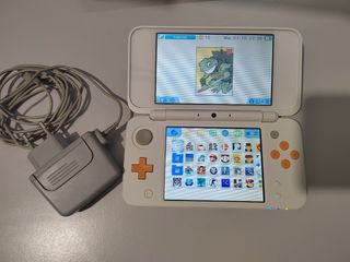 CHOLLAZO Nintendo 2DS XL Blanca y Naranja