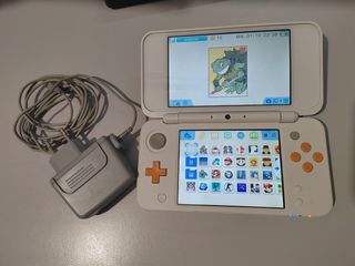 CHOLLAZO Nintendo 2DS XL Blanca y Naranja