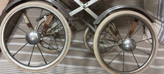 Cochecito de muñecas antiguo