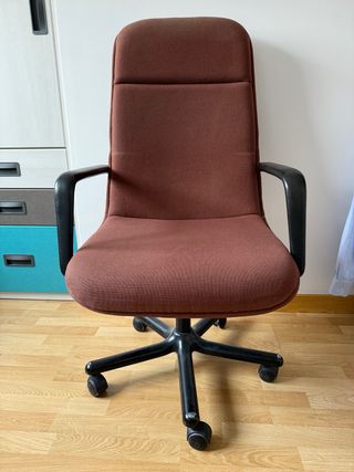 Silla de oficina con ruedas y reposabrazos