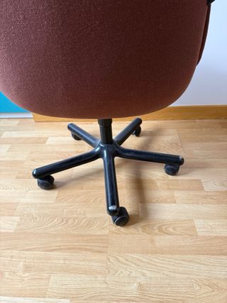 Silla de oficina con ruedas y reposabrazos