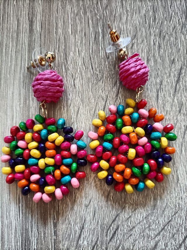 Pendientes multicolor con bolitas rosas.