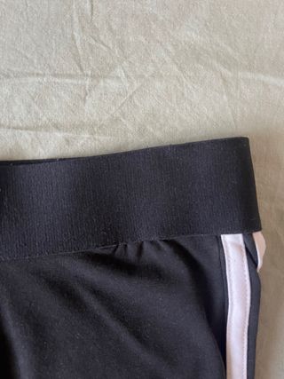 Leggings Adidas negros con rayas blancas