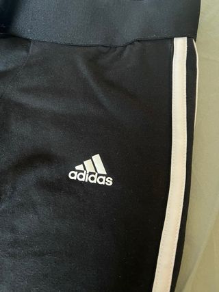 Leggings Adidas negros con rayas blancas