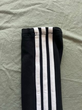 Leggings Adidas negros con rayas blancas