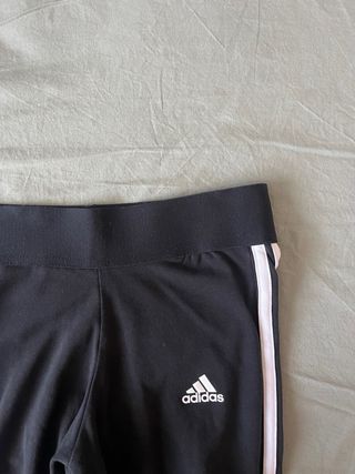 Leggings Adidas negros con rayas blancas