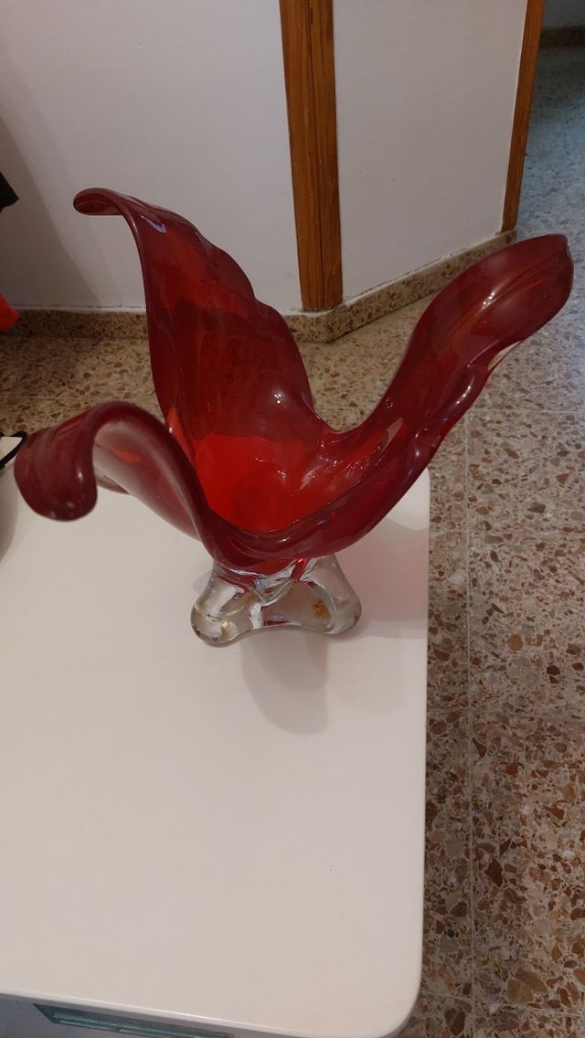 Jarrón de cristal rojo decorativo