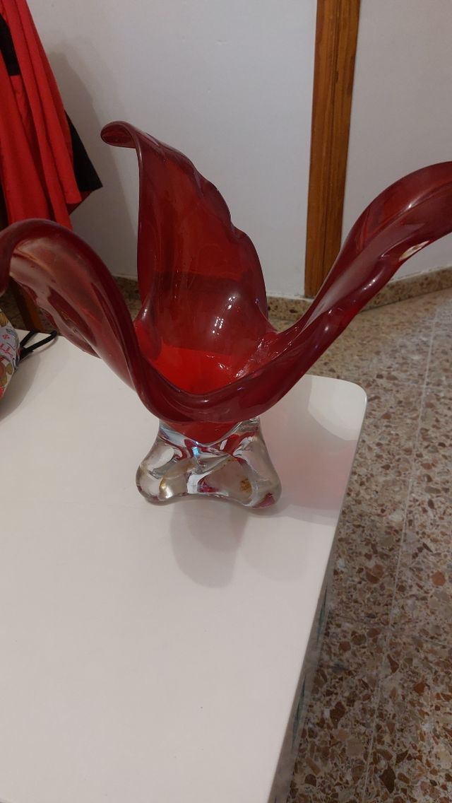 Jarrón de cristal rojo decorativo