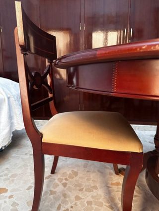 Mesa de comedor y 2 sillas madera