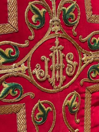Casulla terciopelo rojo bordada a mano