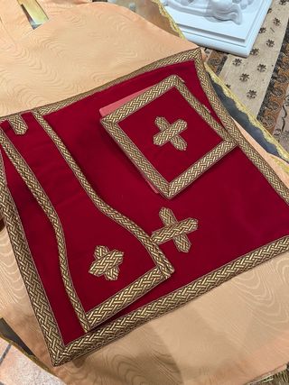 Casulla terciopelo rojo bordada a mano