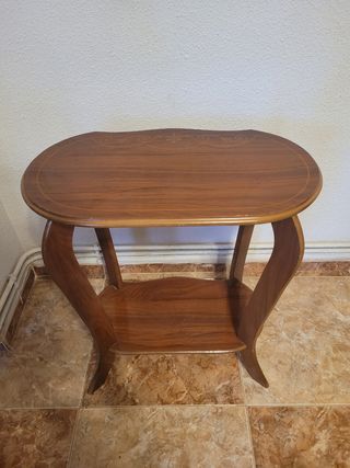 Mesa auxiliar clásica de madera con dos niveles.
