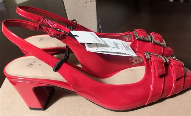 Zapatos rojos destalonados con hebillas Zara