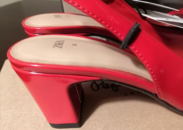 Zapatos rojos destalonados con hebillas Zara 