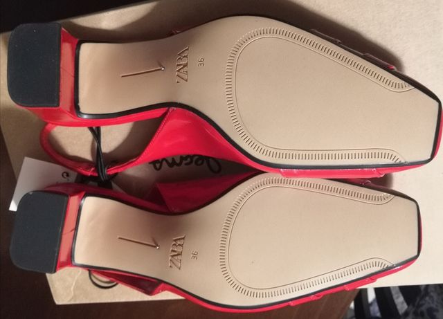 Zapatos rojos destalonados con hebillas Zara 