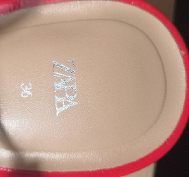 Zapatos rojos destalonados con hebillas Zara 