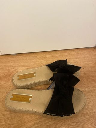 Sandalias negras con lazo