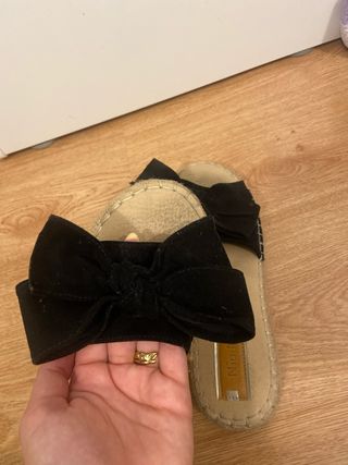Sandalias negras con lazo