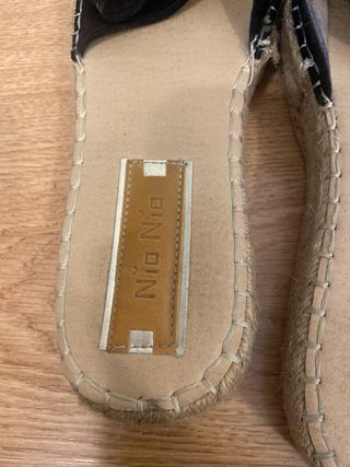 Sandalias negras con lazo