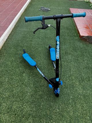 Patinete infantil azul y negro