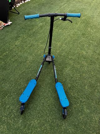 Patinete infantil azul y negro