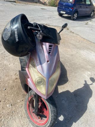 Moto 50cc negra y roja