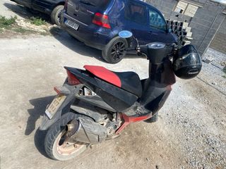 Moto 50cc negra y roja