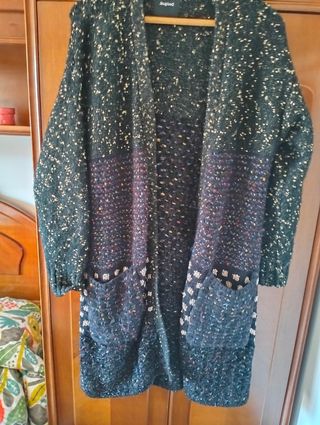 Chaqueta lana,hasta la rodilla
Pone talla S ,pero 