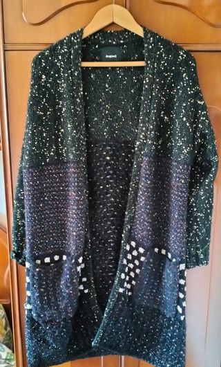 Chaqueta lana,hasta la rodilla
Pone talla S ,pero 