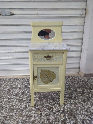 Mesita para habitación color beige en buen estado 