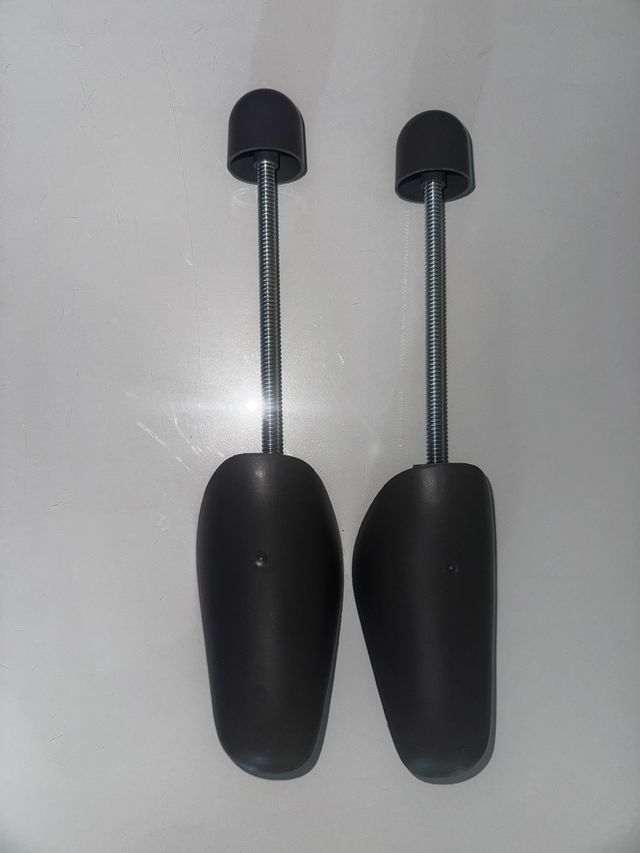 Hormas para zapatos de metal grises