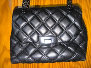 Bolso negro acolchado