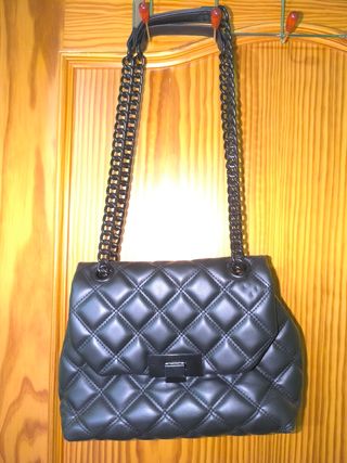 Bolso negro acolchado