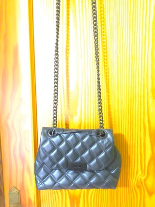 Bolso negro acolchado