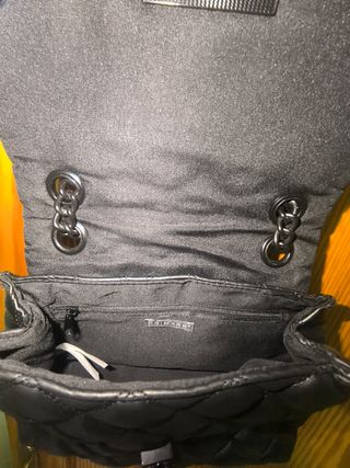 Bolso negro acolchado