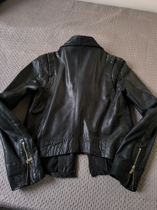 Cazadora cuero Stradivarius negra