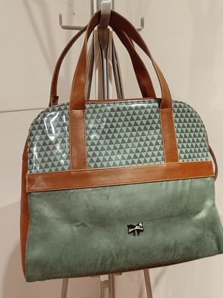 Bolso marrón y verde