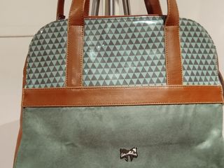 Bolso marrón y verde
