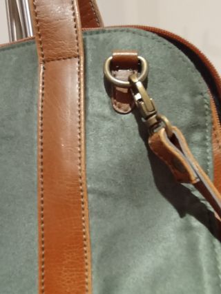 Bolso marrón y verde