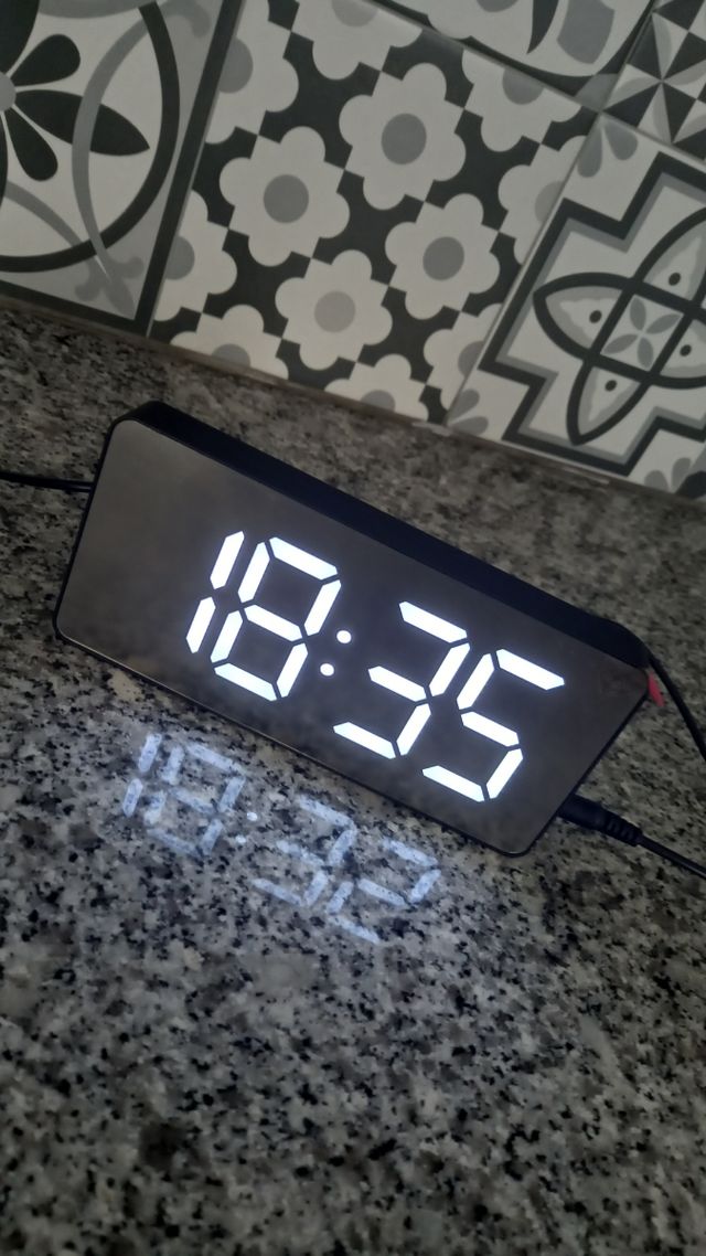 Reloj despertador moderno casa u dormitorio