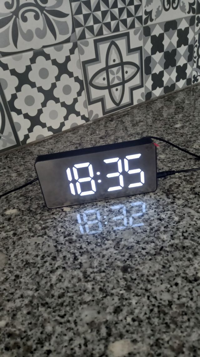 Reloj despertador moderno casa u dormitorio