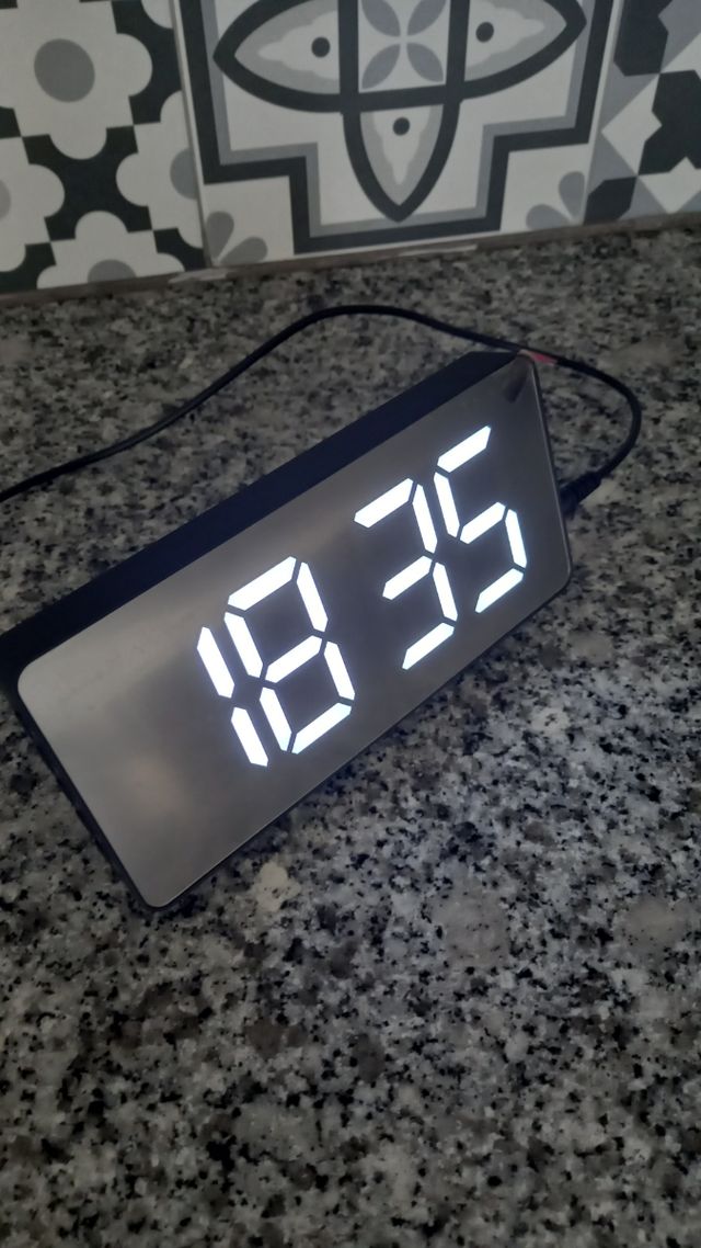 Reloj despertador moderno casa u dormitorio