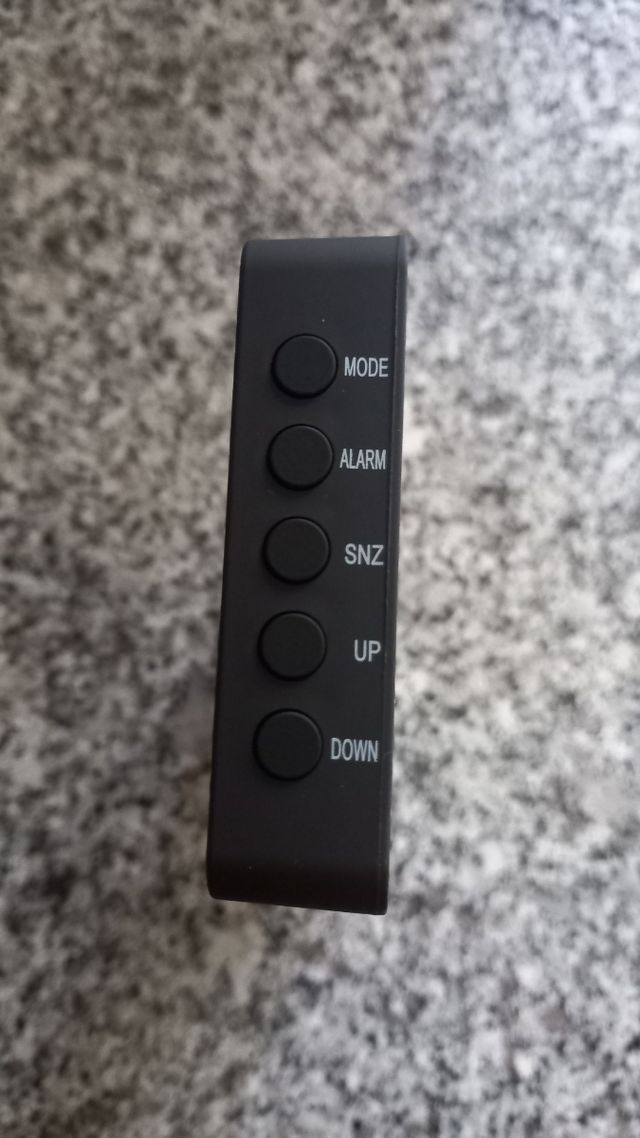 Reloj despertador moderno casa u dormitorio